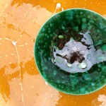 ciotola verde su giallo